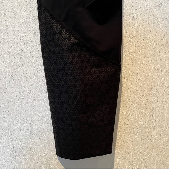 Zyia Active Black Flower Power Luxe Two Pocket Leggings - Picture 4 of 12